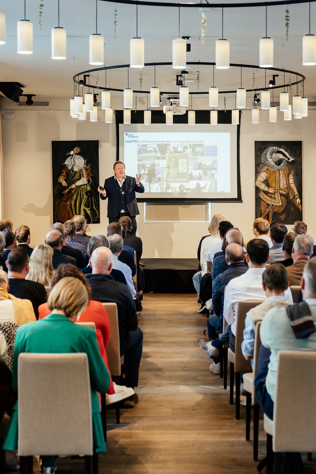 Deelnemers luisteren naar Dirk Van Goubergen tijdens het Lean Academy-symposium
